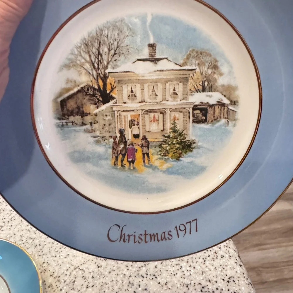 Vintage Avon Christmas 2 Plate‎ Series 1976 Bringing Home the Tree 1977 Carolers